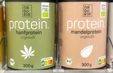 Naduria vegan protein tozu çeşitleri: hanfprotein ve mandelprotein paketleri.
