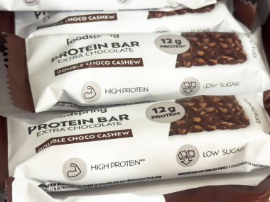 Protein çubukları: ekstra çikolatalı çifte çikolatalı kaju yüksek proteinli düşük şekerli atıştırmalık..