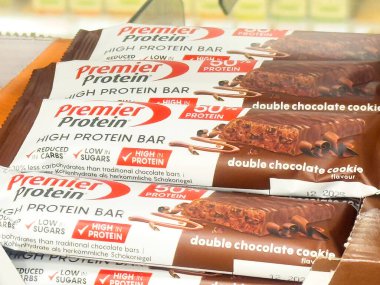 Premier protein çift çikolatalı kurabiyeler süpermarkette sergileniyor.