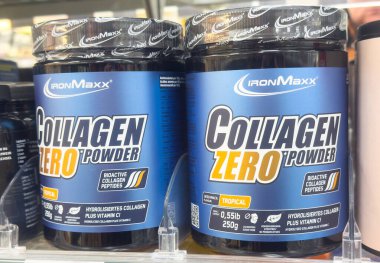 Kolajen sıfır toz takviyesi depolama rafındaki mavi ambalajda.