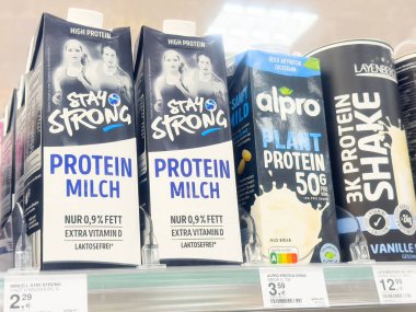 Süpermarket raflarında protein sütü ve milkshake çeşitleri.