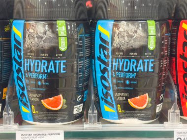 Marketteki rafta greyfurt aromalı spor içeceği var..