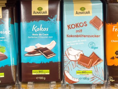 Alnatura hindistan cevizi çikolataları farklı çeşitlerde sergilenmektedir..