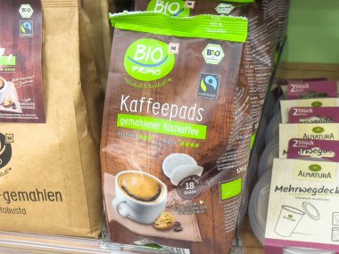 Süpermarket koridorunda sergilenen organik kahve pedleri.