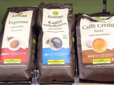 Rafta çeşitli alnatura kahve poşetleri sergileniyor..