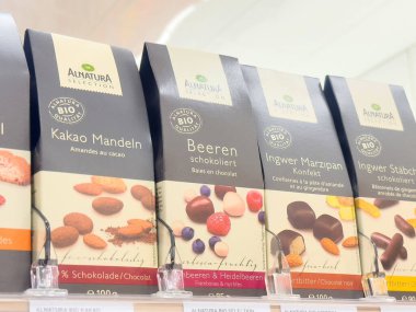 Organik çikolata çeşitleri markette fındık ve böğürtlen ambalajlarıyla sergilenir.