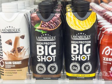 Süpermarket vitrininde yüksek protein karışımı.