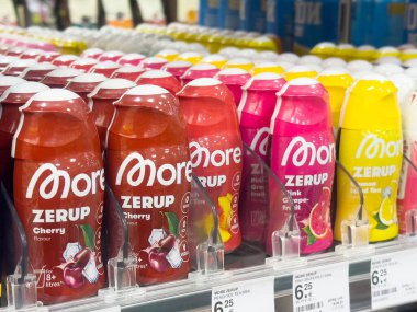 Market rafında çeşitli zerup 'lar çeşitli aromalı içki şişeleri var..