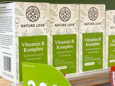 Doğa, vitamin B kompleks kutularını rafta saklar..