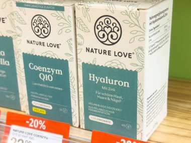 Doğa aşkı hyaluron ve coenzim q10 vegan takviyeleri indirimli etiketle raflarda.