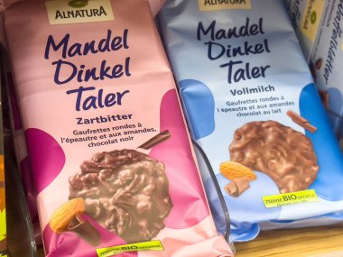 Alnatura mandel dinkel taler zartbitter ve vollmilch çikolata ambalajlama sergisi.