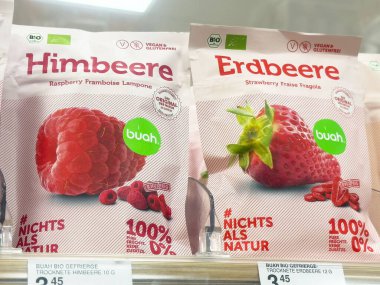 Çevre dostu paketlerde organik ahududu ve çilekli atıştırmalıklar.