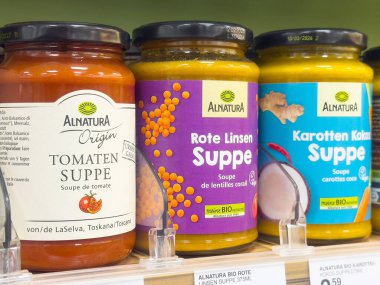 Süpermarket koridorlarında çeşitli organik alnatura çorbaları sergilenmektedir..
