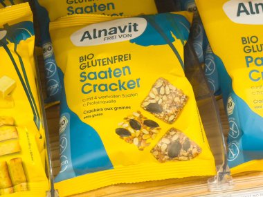 Çevre dostu ambalajlarda glütensiz tohum krakerleri.