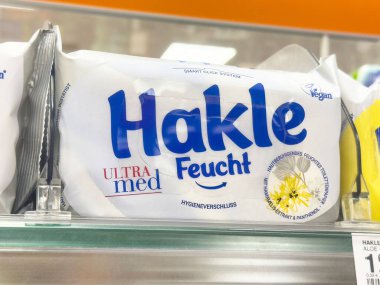 Hakle feucht ıslak mendiller süpermarket koridorunda vegan aloe vera ambalajlama.