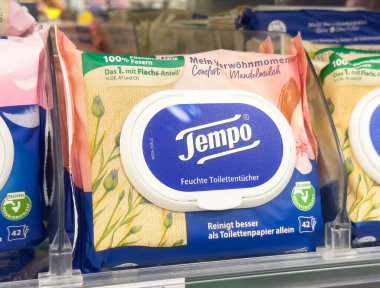 Tempo ıslak tuvalet mendilleri vitrininde badem sütü tasarımı konforlu paketler.