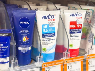 Nemlendirici ve özel cilt ihtiyaçları için nivea ve aveo medikal içeren çeşitli el kremleri raflarda..