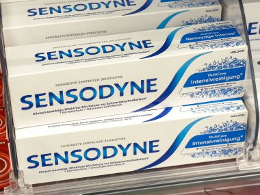 Alman etiketli Sensodyne diş macunu kutuları rafta..