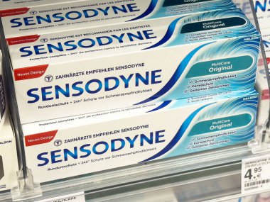 Sensodyne diş macunu raf gösterimi çok yönlü orijinal ambalaj tasarımı.
