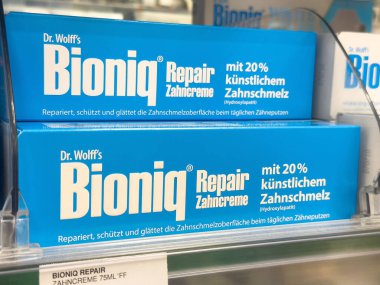 Dr. Wolff 'un rafta sergilenen yapay diş minesiyle Bioniq diş macunu..