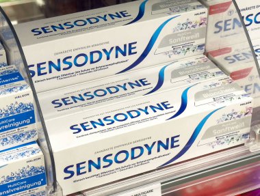 Eczane rafında halbox etiketli Sensodyne diş macunu görüntüsü.