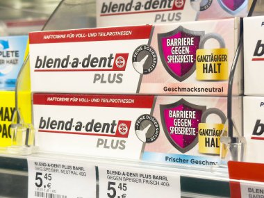 Çukur karışımı artı süpermarket rafında takma diş yapıştırıcısı ambalajı..