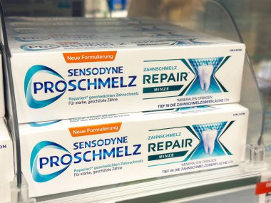 Sensodyne proschmelz mağazada nane aromalı diş macunu ambalajlama görüntüsü.