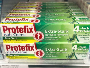 Rafta aloe vera formülü ile yapıştırıcı krem ekran Protefix.