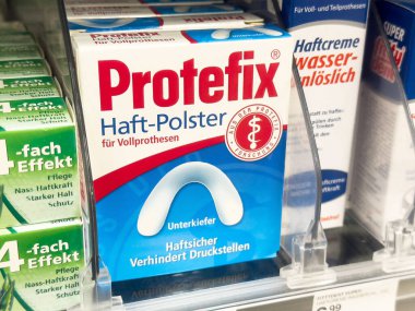 Alt çene rahatlığı için saklama rafında protefix takma diş yapıştırıcı pedleri.