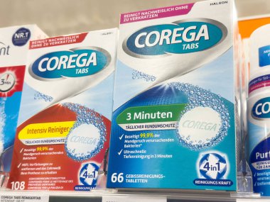 Korega sekmeleri takma diş temizleyicisi depolama ambalajında ve görünür etiketlerde.