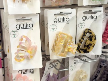 Perakende mağazasındaki raflarda çeşitli plastik saç tokaları..