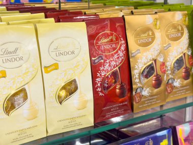 Marketteki rafta çeşitli Lindor çikolata torbaları var..