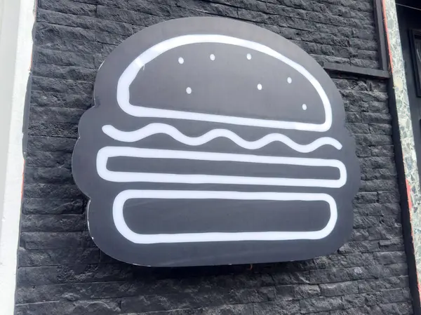 Modern tasarım ile dokulu duvarda minimal hamburger işareti.