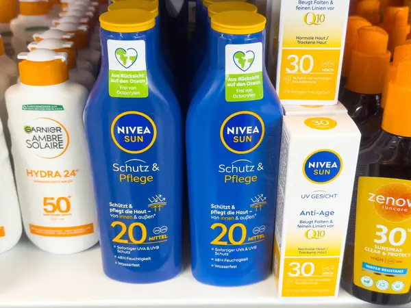 Nivea güneşli çeşitli güneş kremleri mağaza raflarında sergilenmektedir.