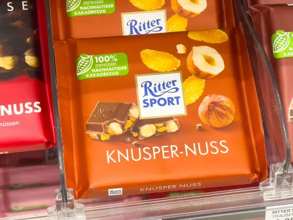 Rafta çıtır fındıklı çikolata sergilenen Ritter sporu..