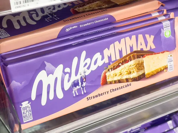 Milka çilekli cheesecake çikolatalı bar vitrininde.