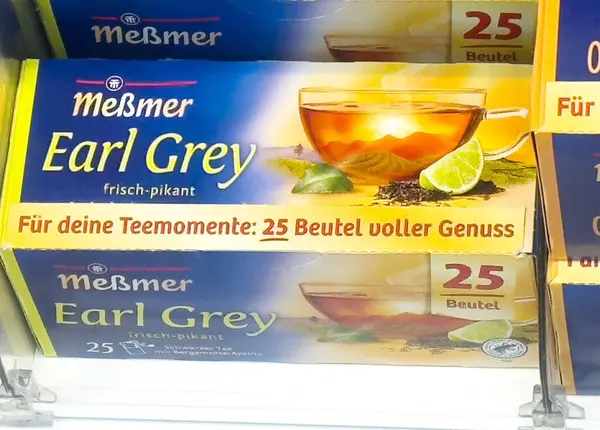 Dağ manzaralı ve limon dilimli Earl Grey çay paketi.