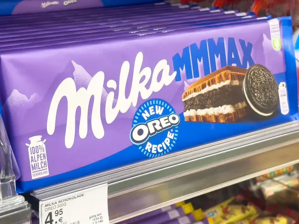 Marketin rafında milka oreo etiketli çikolata sergisi.