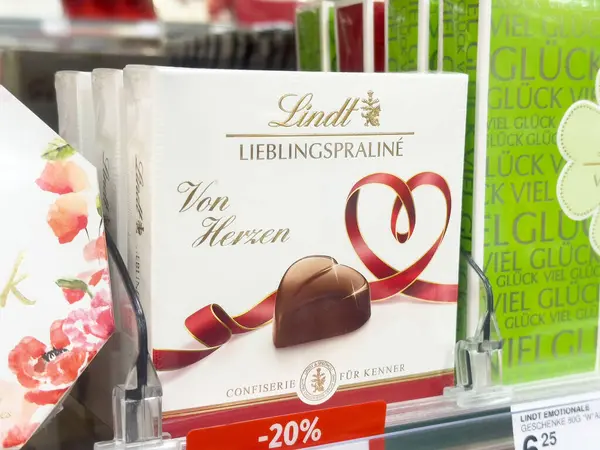Lindt kalp şeklinde çikolata kutusu indirimli..