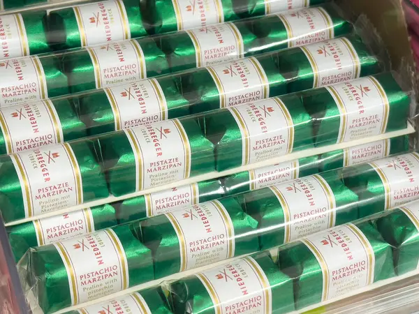 Yeşil folyo ambalajlı Pistachio badem ezmesi çubukları.