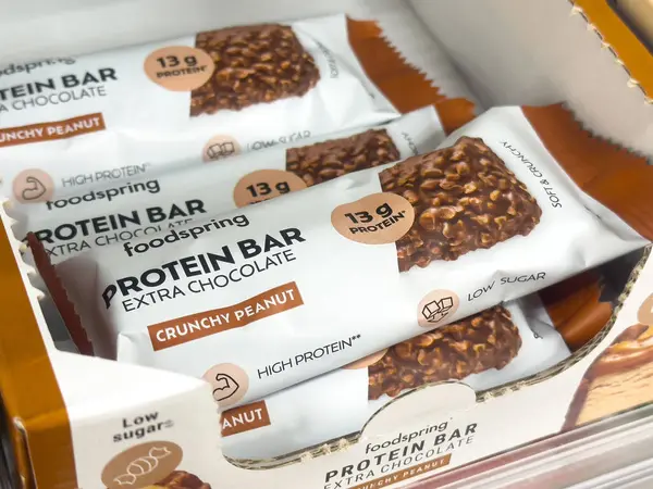 Ekstra çikolatalı gevrek fıstıklı protein çubukları perakende satış kutusunda.