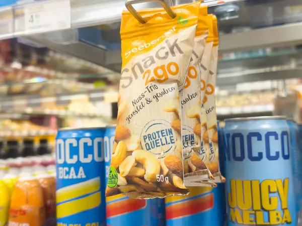 Protein zengini atıştırmalıklar ve enerji içecekleri süpermarket raflarında.