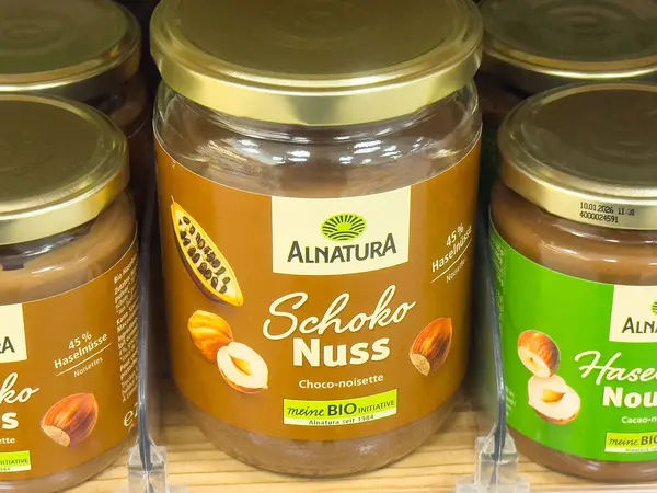 Alnatura schoko Nuss sergilenen cam kavanozlarda fındık ile yayılmış..