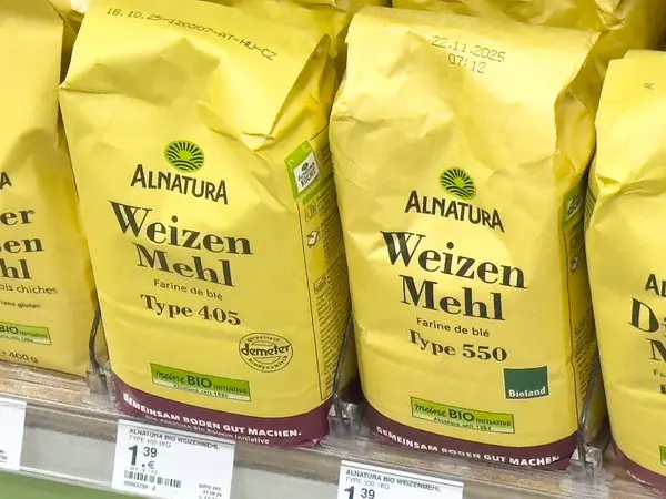Alnatura buğday un paketleri organik etiketler sergilenmektedir..