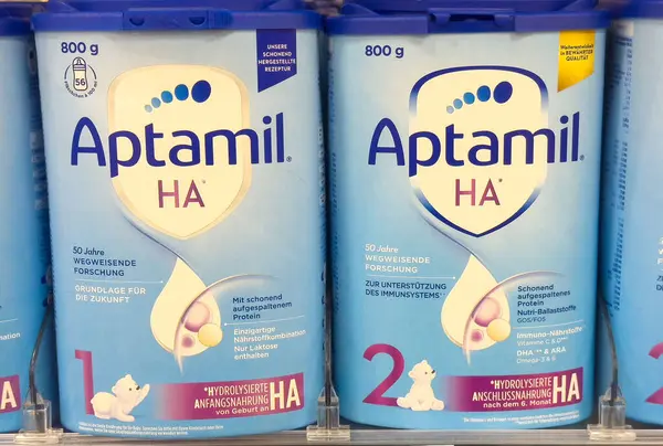 Aptamil ha bebek maması kutuları rafta..