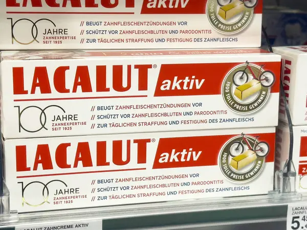 Lacalut aktiv diş macunu kutuları Alman perakende vitrininde sakız koruma özelliklerini vurguluyor.