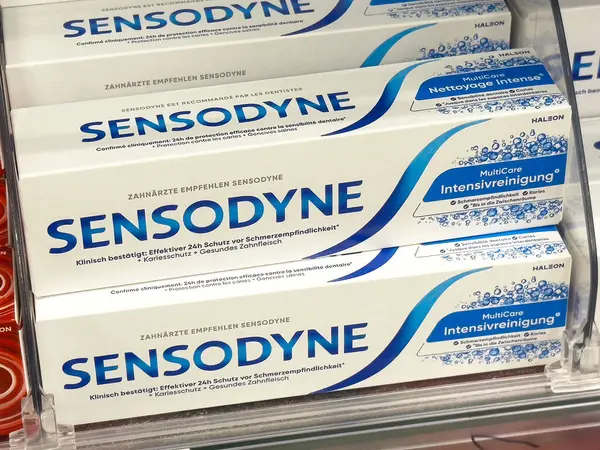 Alman etiketli Sensodyne diş macunu kutuları rafta..