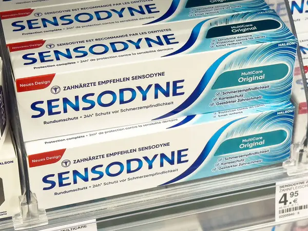 Sensodyne diş macunu raf gösterimi çok yönlü orijinal ambalaj tasarımı.