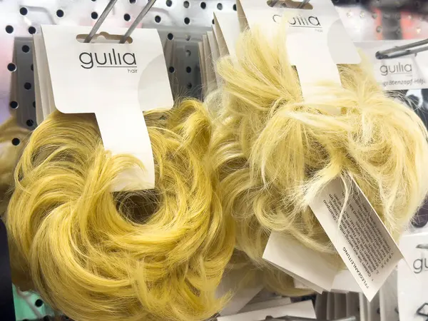 Perakende satışında sarı sentetik perdeler sergileniyor.