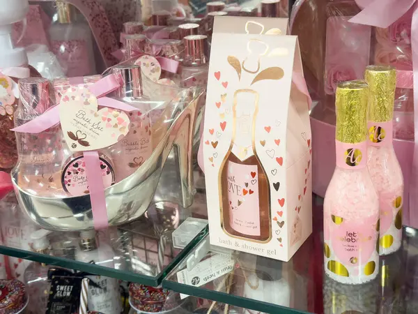 Cam rafta sergilenen banyo ve güzellik ürünleriyle hazırlanmış zarif bir sevgililer günü hediyesi..